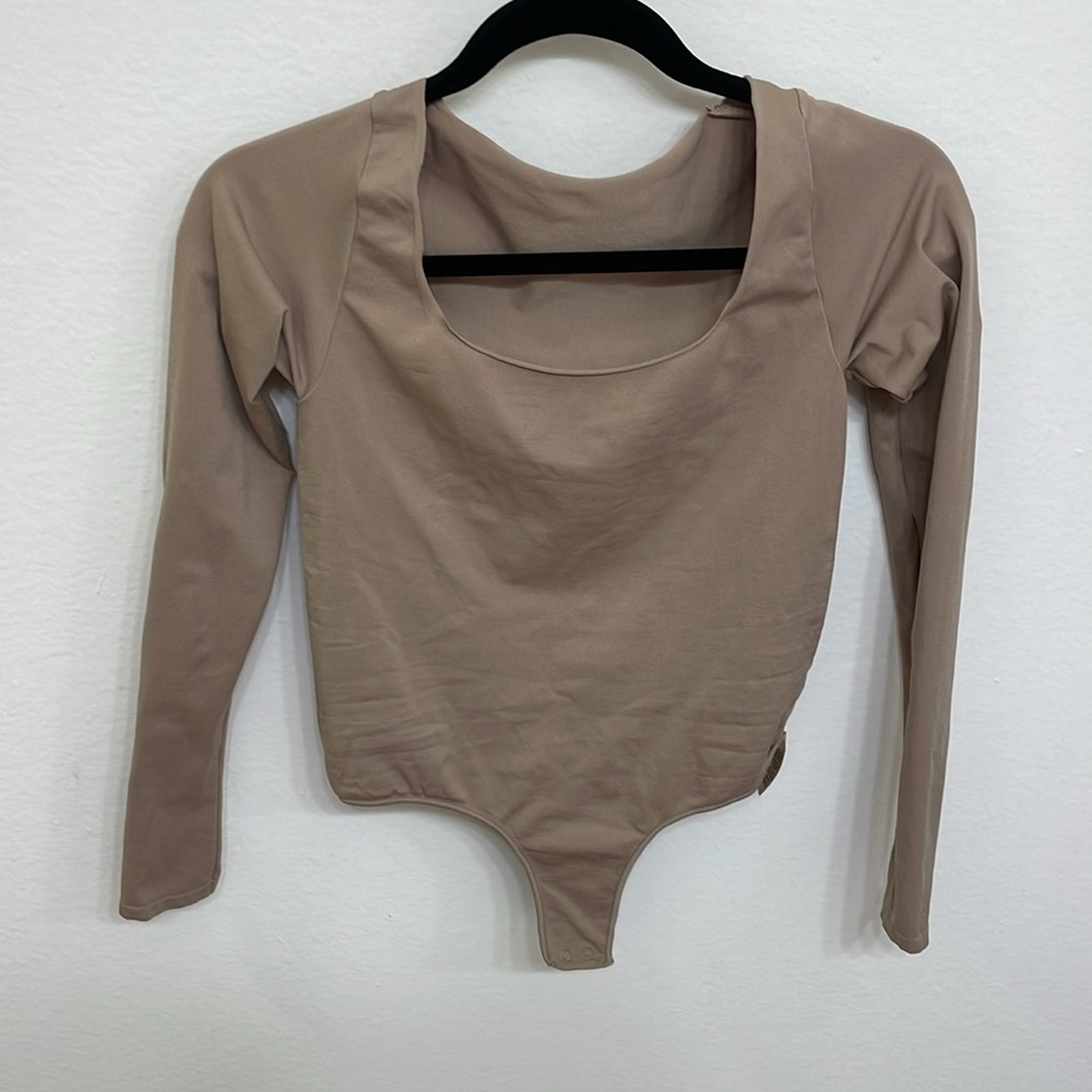 SKIMS NEW-Essential Long Sleeve Scoop Neck Bodysuit in Desert